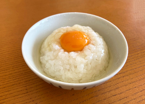 ご飯にのせた土佐ジロー卵